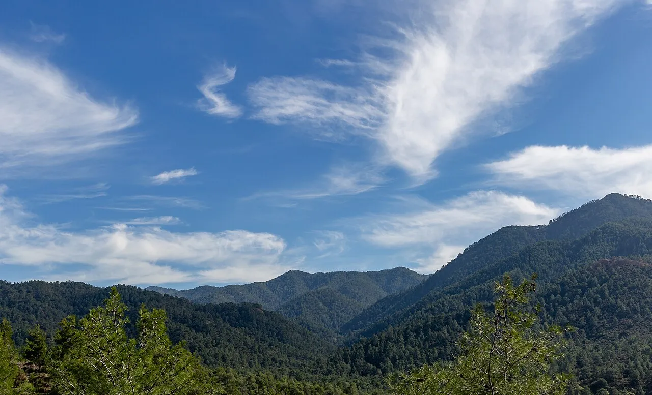 wolken boven de Troodos-bergen op Cyprus