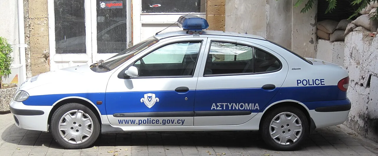 een politieauto van de Cyprische politie op straat